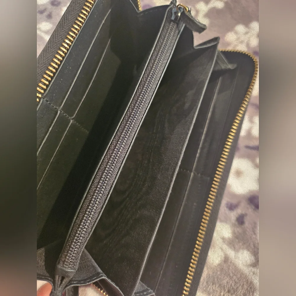 Gucci GG Supreme Bees Zip Around Wallet - Picture 6 of 11